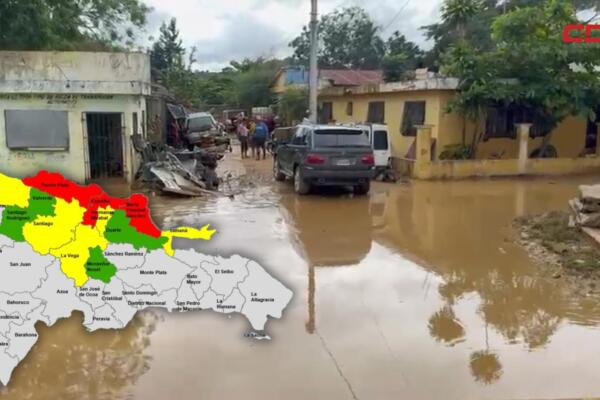 Viviendas y calles anegadas en comunidades de Espaillat y María Trinidad Sánchez, tras las intensas precipitaciones asociadas a un sistema frontal que mantiene en alerta roja a varias provincias del Cibao.