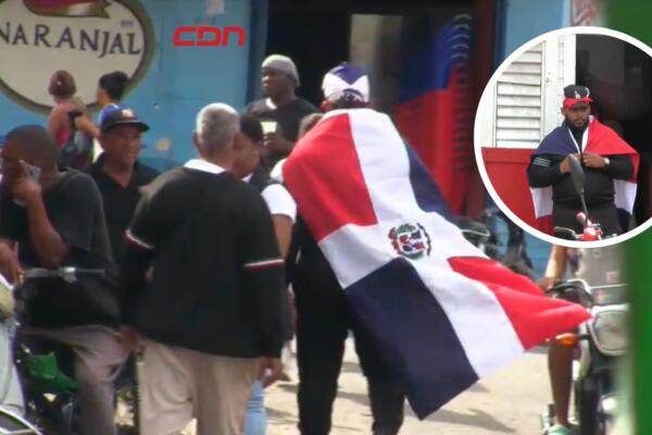 Lisandro Ramírez Figueroa durante su recorrido por comunidades de Azua, portando la bandera dominicana como expresión de amor y orgullo por la patria.
