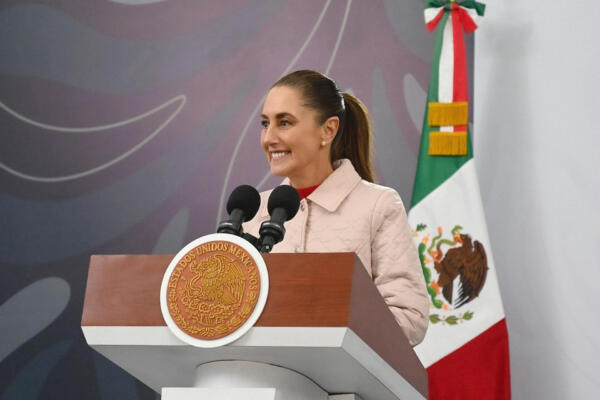 Fotografía cedida por la Presidencia de México de su mandataria, Claudia Sheinbaum, hablando durante una rueda de prensa este viernes, en el Palacio Nacional de Ciudad de México (México). EFE/Presidencia de México/SOLO USO EDITORIAL/NO VENTAS/SOLO USO EDITORIAL/SOLO DISPONIBLE PARA ILUSTRAR LA NOTICIA QUE ACOMPAÑA(CRÉDITO OBLIGATORIO)