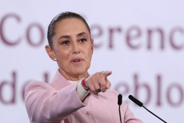 La presidenta de México, Claudia Sheinbaum, habla durante una rueda de prensa este lunes, en el Palacio Nacional en Ciudad de México (México). EFE/Mario Guzmán