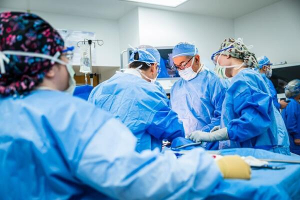 Cleveland Clinic realiza la primera prostatectomía con el sistema Hugo RAS, innovando en la cirugía robótica mínimamente invasiva.