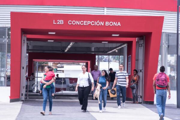 Una falla técnica registrada en la tarde de este jueves ha provocado largas filas y retrasos en la línea 2 del Metro de Santo Domingo.