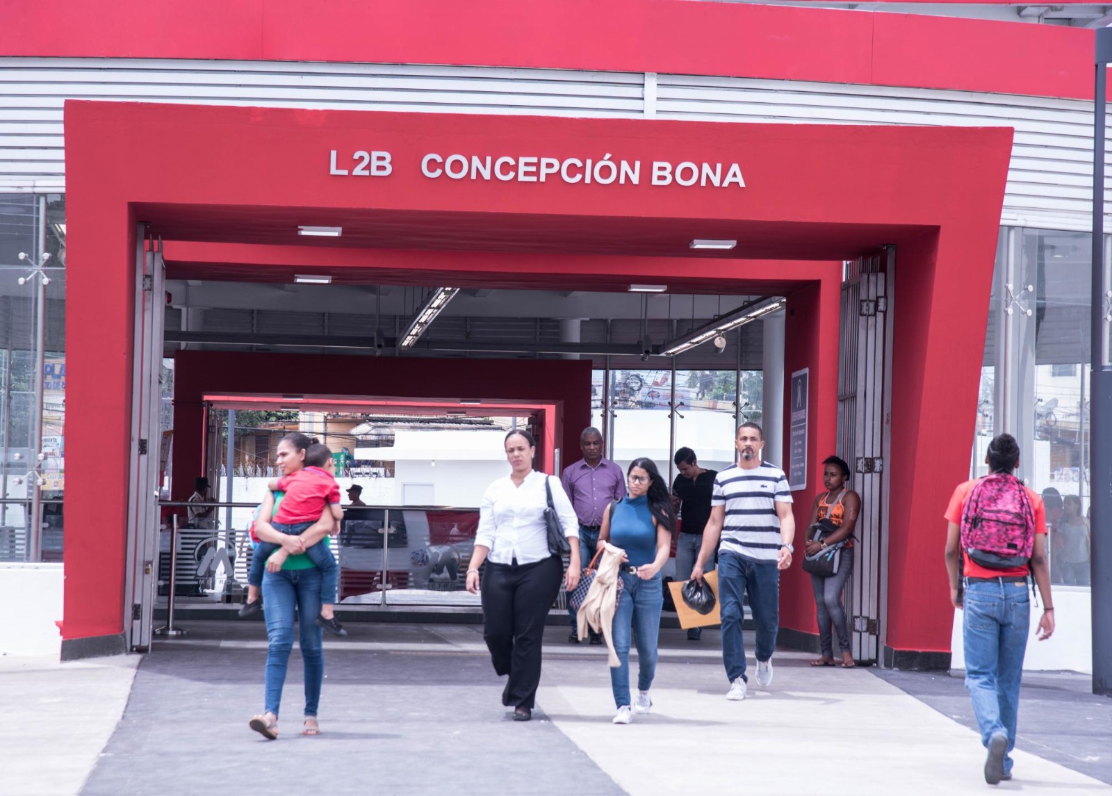 Una falla técnica registrada en la tarde de este jueves ha provocado largas filas y retrasos en la línea 2 del Metro de Santo Domingo.