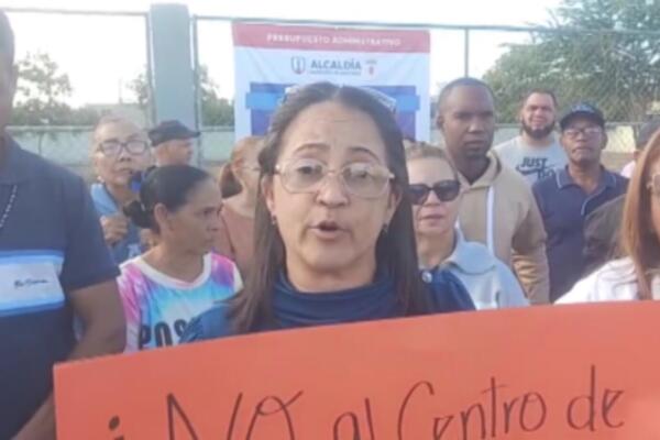 Comunitarios de El Ejecutivo y Jardines del Oeste protestan contra la construcción de un albergue animal en terrenos que aseguran están destinados a áreas verdes, en Santiago.