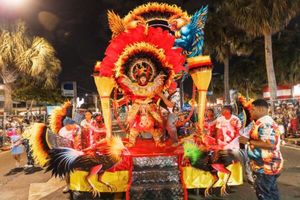 Integrantes de la comparsa Carnaval Intergaláctico de Villa María celebran tras conquistar el premio a Gran Comparsa del Carnaval del Distrito Nacional 2026 en el malecón capitalino.