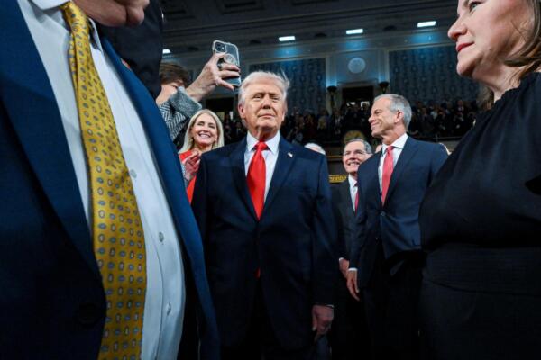 El presidente de Estados Unidos, Donald Trump, ingresa a la Cámara de Representantes antes de pronunciar su primer discurso sobre el Estado de la Unión de su segundo mandato ante una sesión conjunta del Congreso en la Cámara de Representantes del Capitolio de los Estados Unidos, en Washington, D.C., el 24 de febrero de 2026. (Foto: Kenny HOLSTON / POOL / AFP)
