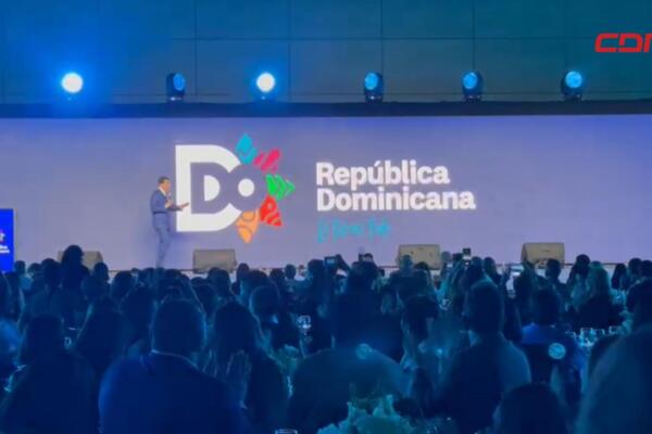 El ministro David Collado durante su presentación ante agentes de viajes y touroperadores en Bogotá, donde promovió la oferta turística de la República Dominicana previo a la feria de ANATO.