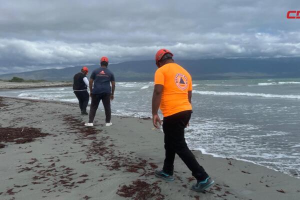 Miembros de la Defensa Civil realizan labores de rastreo en la playa Boca del Río, en Villa Central, en busca del pescador desaparecido tras el hallazgo de su compañero sin vida.