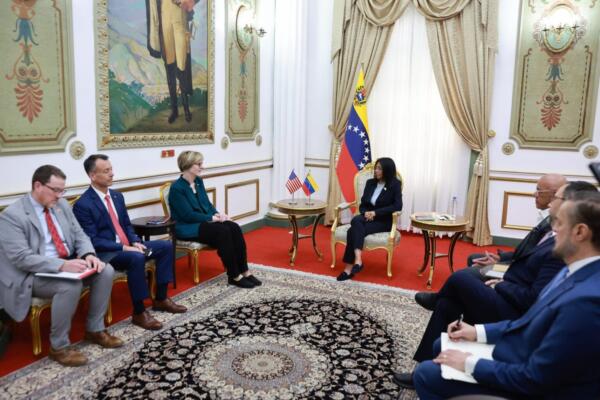 Fotografía difundida por el Palacio de Miraflores de la presidenta encargada de Venezuela Delcy Rodríguez (c) reunida con la encargada de negocios de EE.UU. de la Unidad de Asuntos para Venezuela, Laura Dogu (3-i), este lunes, en Caracas (Venezuela). EFE/ Palacio de Miraflores