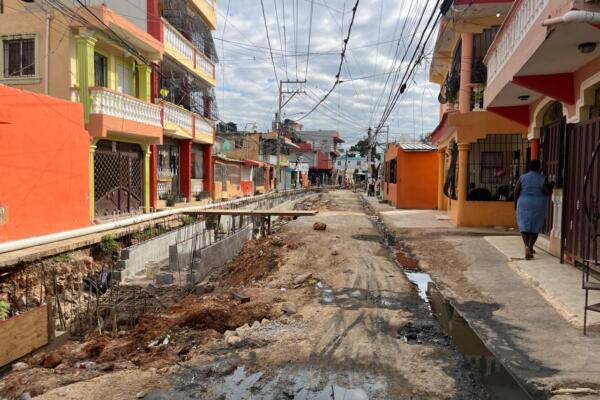 Residentes del sector Maquitería, denunciaron la lentitud con la que se desarrollan los trabajos del sistema pluvial en ese sector / Foto: Yafreisi Agüero