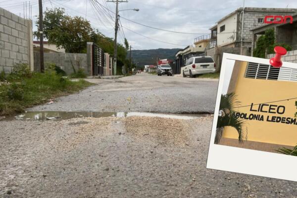 Desagüe de agua en la vía principal de Blanquizales afecta el acceso al Centro Educativo Apolonia Ledesma, en Barahona.