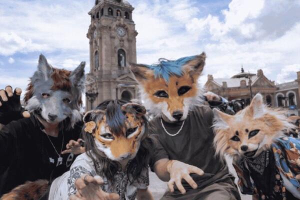 Desde el ámbito religioso, algunas personas han relacionado el fenómeno de los therians con pasajes bíblicos que describen comportamientos comparados con animales.