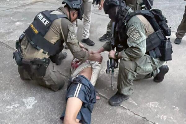 Una foto facilitada por la Real Policía Tailandesa muestra a agentes de policía deteniendo a un presunto pistolero tras asaltar la escuela Patong Prathan Khiriwat, en el distrito de Hat Yai, provincia de Songkhla, sur de Tailandia, el 11 de febrero de 2026. EFE/EPA/FOLLETO DE LA REAL POLICÍA TAILANDESA. 