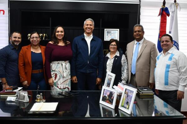 Diputados de Santiago durante una reunión con el director general de Coraasan, Andrés Cueto, en la que se socializaron los avances y proyectos de agua potable y saneamiento en la provincia.