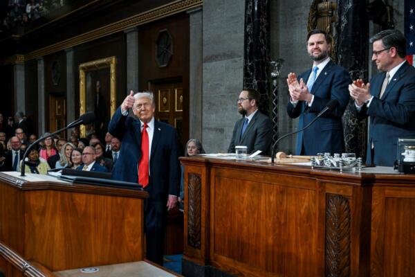 El presidente de Estados Unidos, Donald Trump, llega para pronunciar su primer discurso sobre el Estado de la Unión de su segundo mandato ante una sesión conjunta del Congreso en la Cámara de Representantes del Capitolio de los Estados Unidos, en Washington, D.C., el 24 de febrero de 2026. (Foto de Kenny HOLSTON / POOL / AFP)
