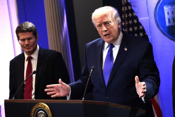 El presidente de Estados Unidos, Donald J. Trump (centro), junto al procurador general John Sauer (izq.), en la sala de prensa de la Casa Blanca en Washington, DC, EE. UU., el 20 de febrero de 2026. EFE/SHAWN THEW