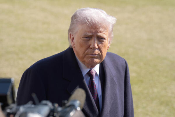 El presidente de Estados Unidos, Donald Trump, habla este viernes en la Casa Blanca, en Washington (EE.UU.). EFE/ Octavio Guzmán