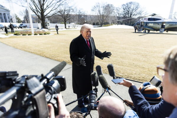 El presidente de Estados Unidos, Donald Trump, habla con periodistas al salir de la Casa Blanca para un evento en Carolina del Norte en Washington, DC, EE. UU., el 13 de febrero de 2026. EFE/EPA/Jim Lo Scalzo