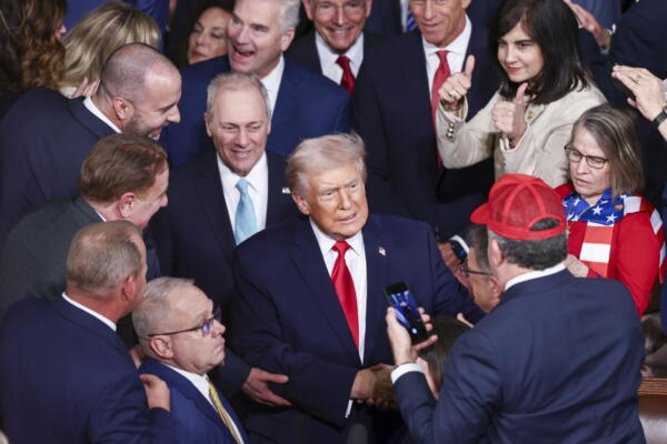 El presidente de EE.UU., Donald Trump (C), llega para pronunciar su discurso sobre el Estado de la Unión ante una sesión conjunta del Congreso en la cámara de la Cámara de Representantes del Capitolio de EE.UU. en Washington D.C., Estados Unidos, el 24 de febrero de 2026. .EFE/JIM LO SCALZO