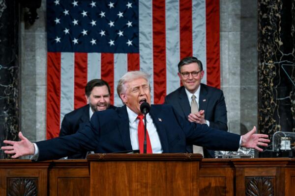 El presidente de Estados Unidos, Donald Trump, pronuncia su primer discurso sobre el Estado de la Unión de su segundo mandato ante una sesión conjunta del Congreso en la Cámara de Representantes del Capitolio de los Estados Unidos, en Washington, D.C., el 24 de febrero de 2026. (Foto: Kenny HOLSTON / POOL / AFP)

