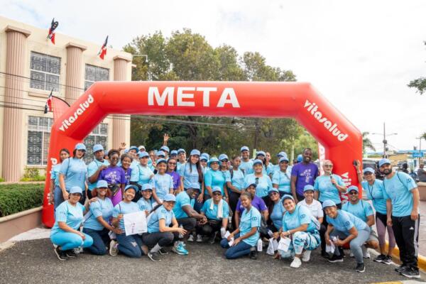 Participantes de la caminata solidaria “Dono mis pasos”, organizada por la Fundación Oncológica del Este (FODE) en La Romana, durante las actividades del Día Mundial contra el Cáncer.