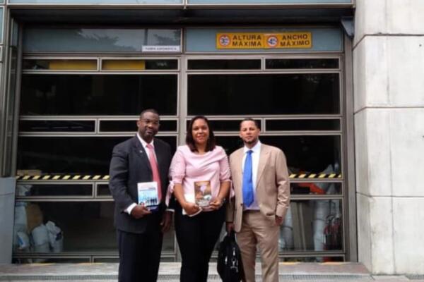 El catedrático y escritor Henry Valdez, junto con sus acompañantes, la contadora y emprendedora Wanda Familia y el mercadólogo y empresario Elvyn Gómez.