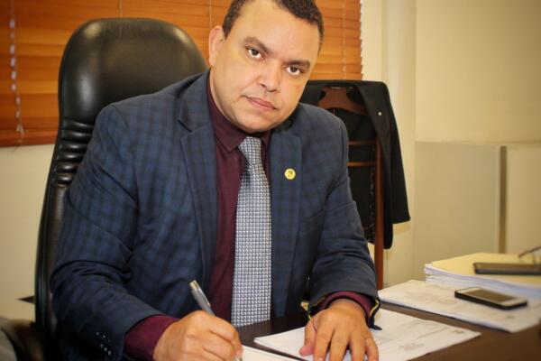 El director del Servicio Nacional de Salud (SNS), Julio Landrón.