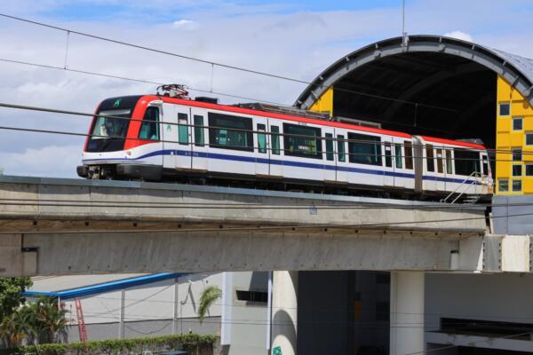 La nueva Línea 2C del Metro de Santo Domingo inicia operaciones, conectando cinco estaciones entre Los Alcarrizos y la red principal, e integrándose con el teleférico para facilitar el transporte de miles de pasajeros diariamente.