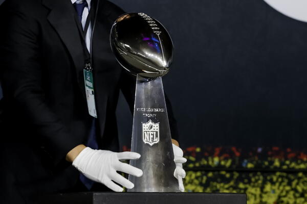 El trofeo Vince Lombardi es exhibido en San Jose, California. El Super Bowl LX lo disputarán el 8 de febrero los Patriots contra los Seahawks en el Levi's Stadium en Santa Clara, California. EFE/EPA/JOHN G. MABANGLO