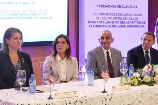 Embajadora de EE. UU. y presidente DNCD clausuran primer ciclo de capacitación en desmantelamiento de laboratorios clandestinos.