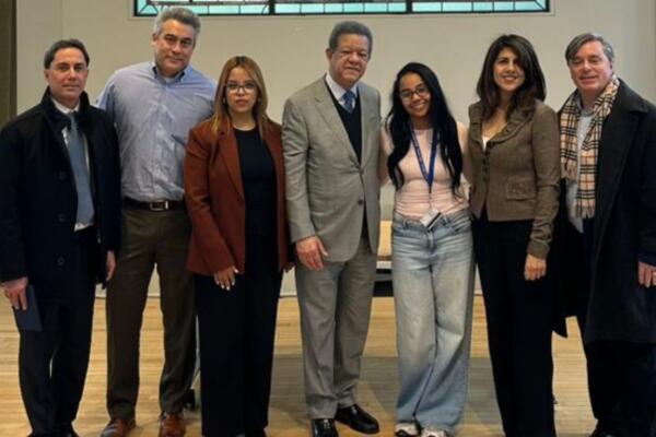En el encuentro participaron Elena Cabral, decana asistente de Programas Estudiantiles e Internacionales y profesora adjunta. 