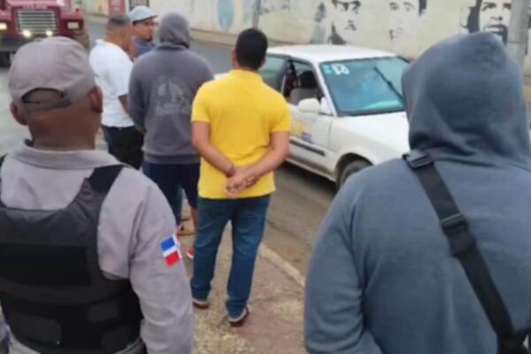 Enfrentamiento en Santiago Oeste por conflicto entre choferes que rechazan nueva ruta S-O.