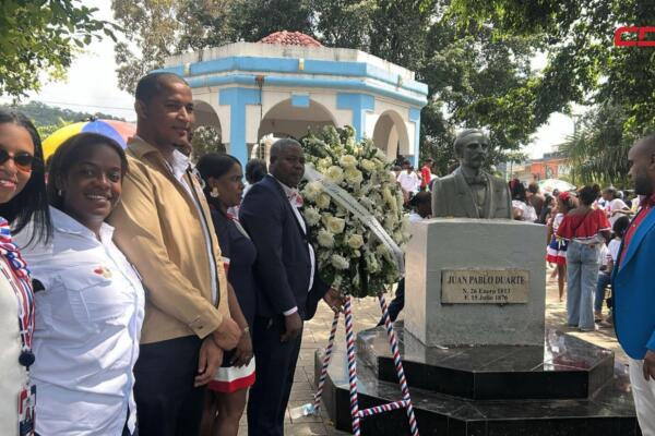 Autoridades educativas y municipales encabezaron el acto patriótico realizado en el parque municipal, tras la caminata estudiantil.