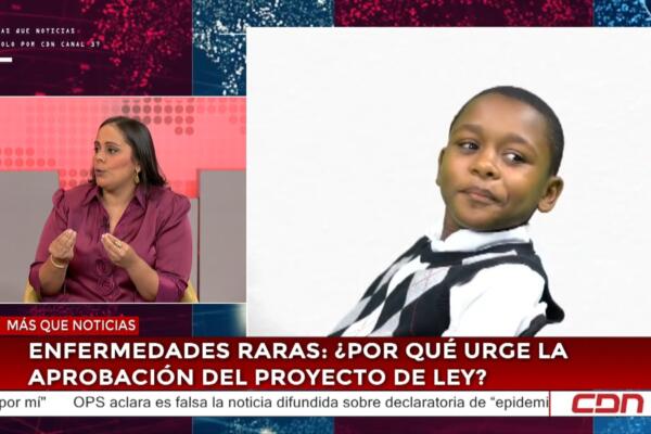 Denisse Vallejo, presidenta de Adapa, durante su participación en el programa Más que Noticias, donde llamó a aprobar una ley que garantice atención integral a pacientes con enfermedades raras en el país.