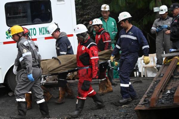 Rescatistas llevan el cuerpo de uno de los seis mineros que quedaron atrapados después de una explosión en una mina de carbón en Guacheta, departamento de Cundinamarca, Colombia, el 6 de febrero de 2026. (FOTO: AFP). 