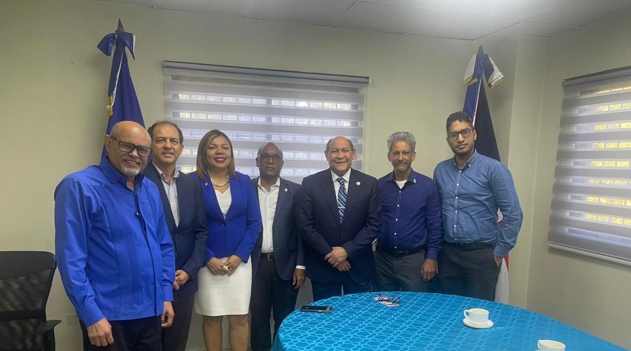 FAPROUASD recibe a ministro del MESCYT Rafael Santos en visita de cortesía