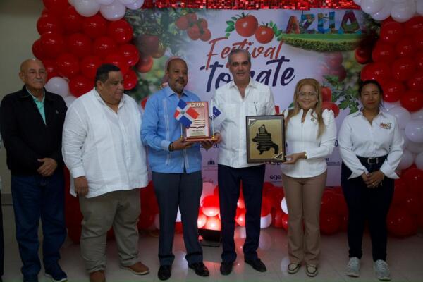 El presidente Luis Abinader durante el lanzamiento del Festival del Tomate Azua 2026 y la juramentación del Clúster Festitomate, en un acto celebrado en la provincia de Azua.