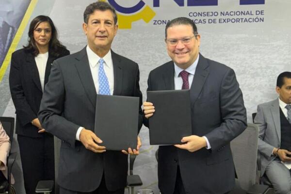 El acuerdo fue firmado por el ministro Eduardo Sanz Lovatón y el ingeniero Manuel Estrella. (FOTO: fuente externa)