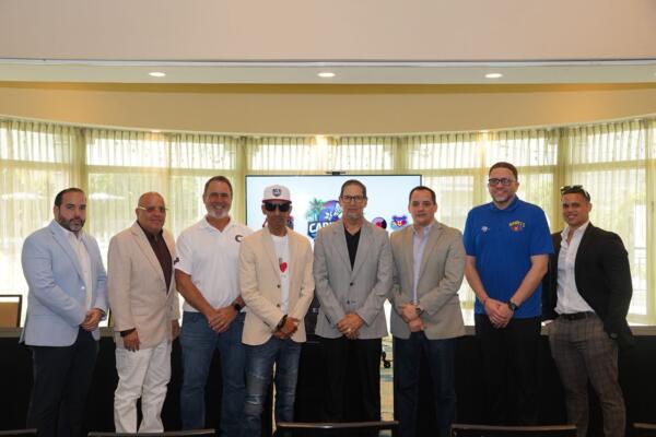 Doré Vicioso, copropietario y director de marketing Leones de Santo Domingo. Julio Cruz Miembro junta directores Caribeño Champ Classic
John Herrero, Apoderado Criollos de Caguas. Ernesto Diaz, presidente Caribeño Champ Classic. Angel E Garcia, Director Deportivo Caribeño Champ Classic, Jerry Misla, Apoderado Leones de Ponce. Ivan Dios, Dirigente Osos de Manati y Andros Alvarez, miembro junta directores Caribeño Champ Classic.