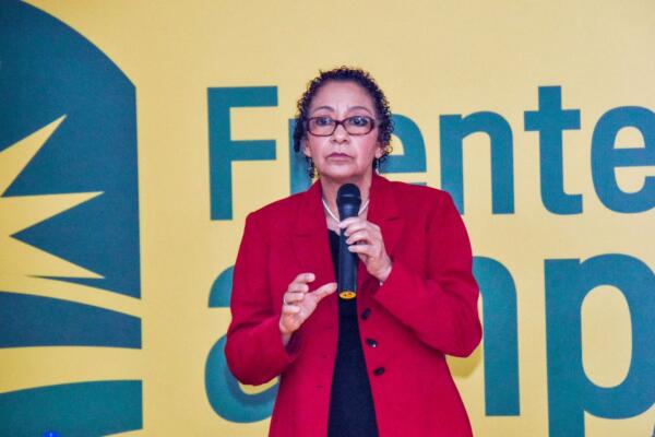 María Teresa Cabrera, dirigente del Frente Amplio, durante su valoración crítica del discurso de rendición de cuentas presentado por el presidente ante la Asamblea Nacional.