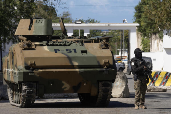Un integrante de las Fuerzas Armadas de Haití custodia junto a un tanque el acceso al palacio presidencial este viernes, en Puerto Príncipe (Haití). EFE/ Mentor David Lorens