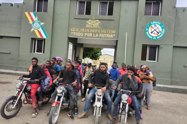 Ejército detiene a 37 haitianos indocumentados que eran guiados por dos ciudadanos dominicanos en Dajabón
