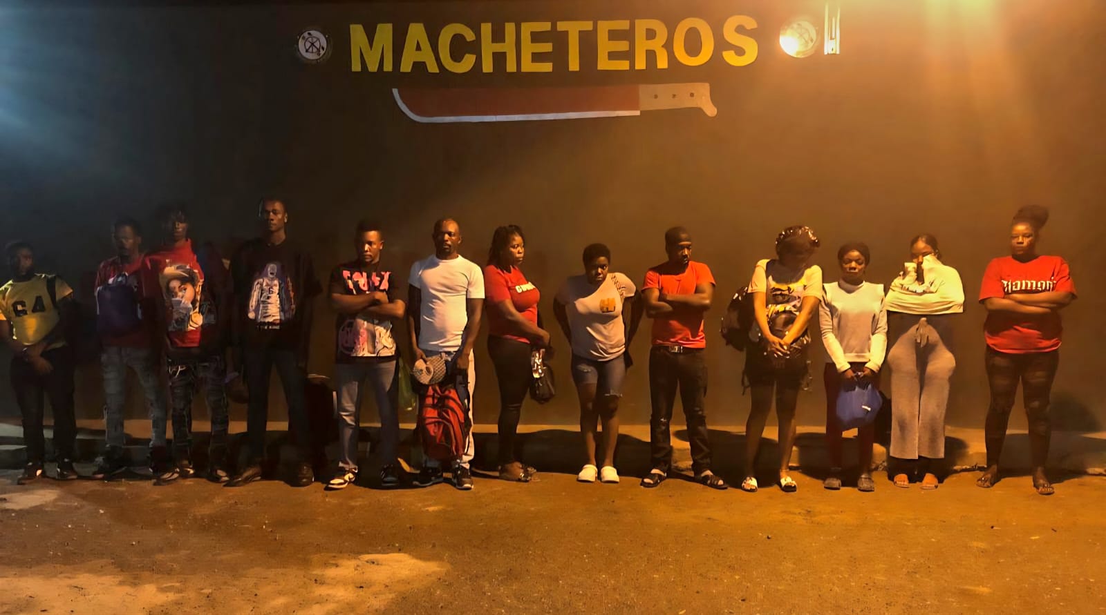Envían a justicia chofer apresado con 13 haitianos irregulares