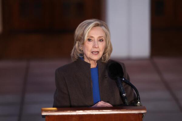 La exsecretaria de Estado de EE. UU., Hillary Clinton, comparece ante la prensa tras su declaración ante el Comité de Supervisión de la Cámara de Representantes, que investiga sus vínculos con el delincuente sexual convicto Jeffrey Epstein, en Chappaqua, Nueva York, el 26 de febrero de 2026. (Foto de CHARLY TRIBALLEAU / AFP)