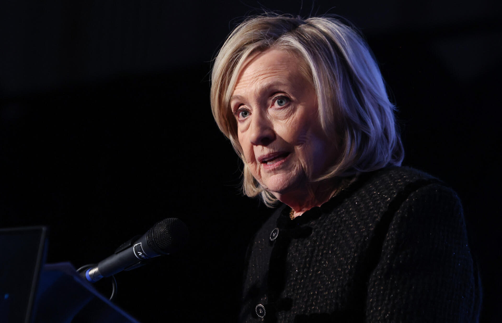 Hillary Clinton pide que Trump testifique