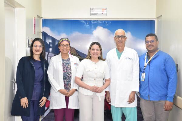 Equipo médico del Hospital Pediátrico Dr. Hugo Mendoza durante la primera cirugía realizada como parte del programa Promueve, destinado al manejo integral del complejo Extrofia–Epispadias en el país.