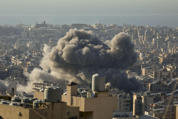 FOTO ARCHIVO. Impacto de un misil israelí en los suburbios de Dahye, Beirut . EFE/ Edgar Gutierrez