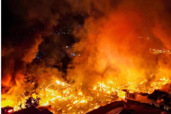 Cinco muertos por incendio en el centro histórico de la capital salvadoreña
