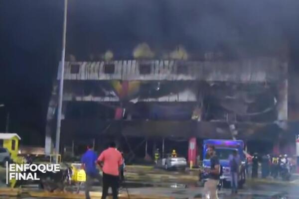 Incendio reduce a cenizas dos tiendas en Villa Mella