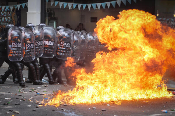 Integrantes de la Policía de Argentina se cubren durante un enfrentamiento con manifestantes en Buenos Aires (Argentina). EFE/ Juan Ignacio Roncoroni